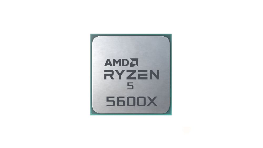 سی پی یو گیمینگ AMD Ryzen 5 5600X که برند و مدل آن روی چیپ نوشته شده با پس زمینه سفید رنگ