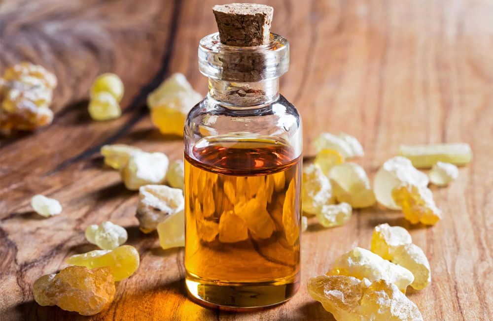 روغن و رزین‌های کندر روی یک سطح چوبی