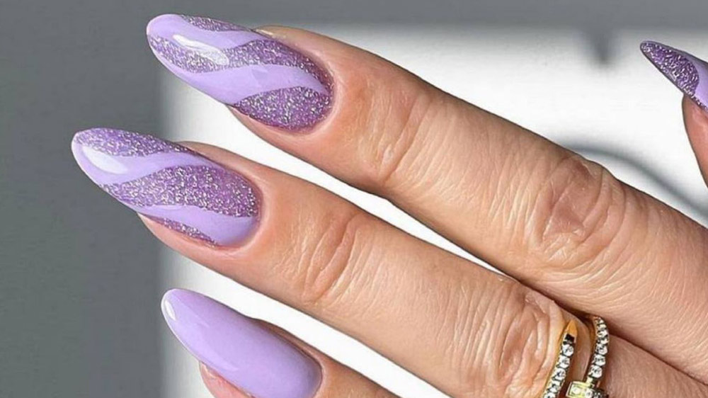طراحی مینیمال ناخن با لاک یاسی اکلیلی
