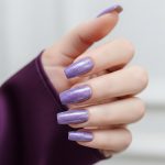 ژلیش ناخن‌‌ بلند با لاک یاسی اکلیلی