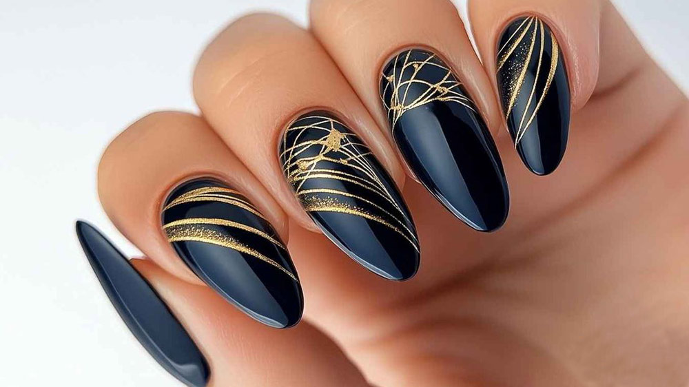 طراحی مینیمال ناخن با لاک سبزآبی