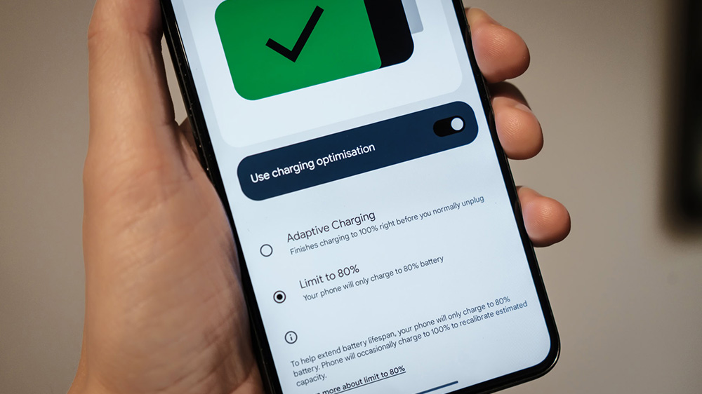گوشی پیکس در حال نمایش قابلیت Battery Optimization در دست یک نفر
