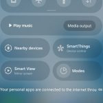 گوشی سامسونگ در حال نمایش قابلیت Smart View در پنل تنظیمات سریع با پس‌زمینه بنفش
