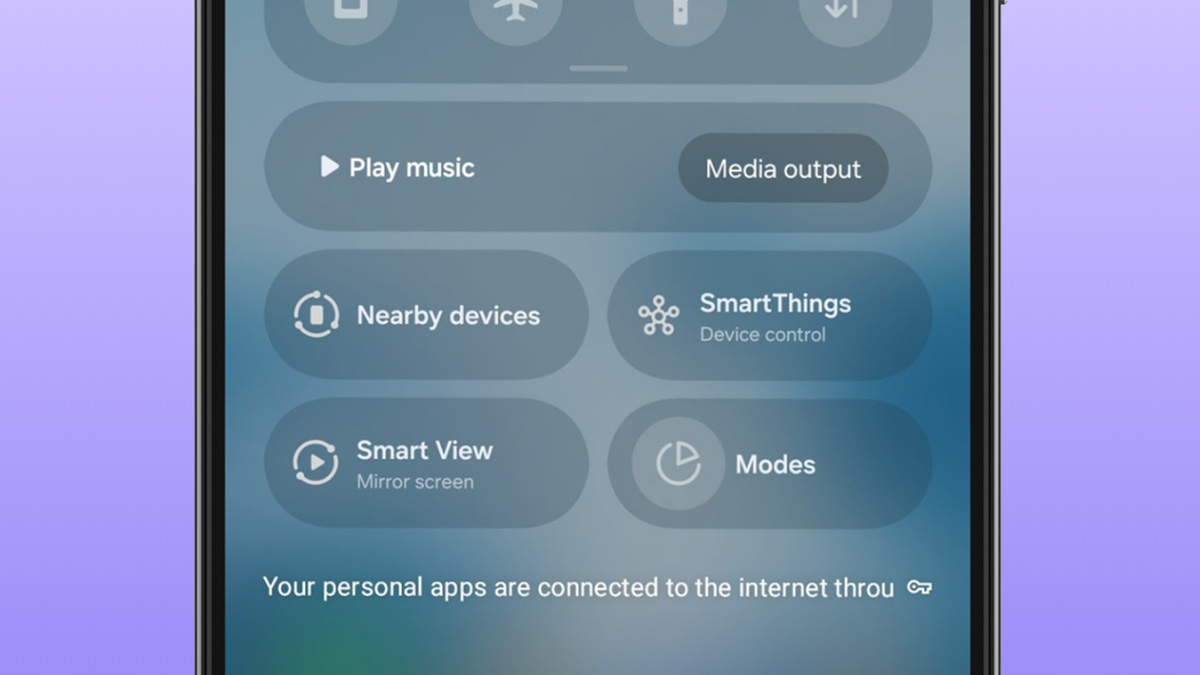 گوشی سامسونگ در حال نمایش قابلیت Smart View در پنل تنظیمات سریع با پس‌زمینه بنفش