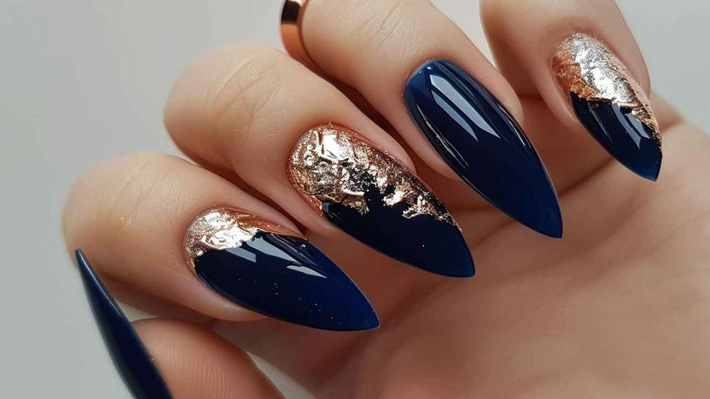طراحی ناخن با لاک سبز آبی و طلایی