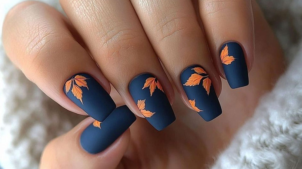 طراحی ناخن کوتاه با لاک سبزآبی