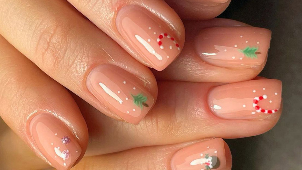 طراحی زمستانی ناخن با لاک مرجانی