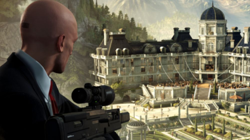 مامور ۴۷ با اسنایپر در دست در بازی Hitman 3