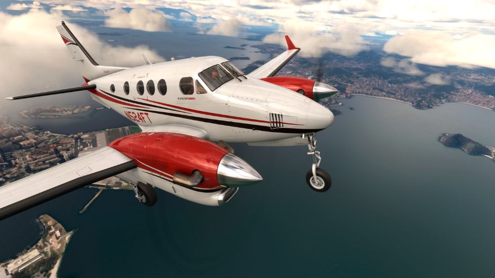 هواپیمای Beechcraft King Air C90 در حال پرواز روی دریا در بازی Microsoft Flight Simulator 2024