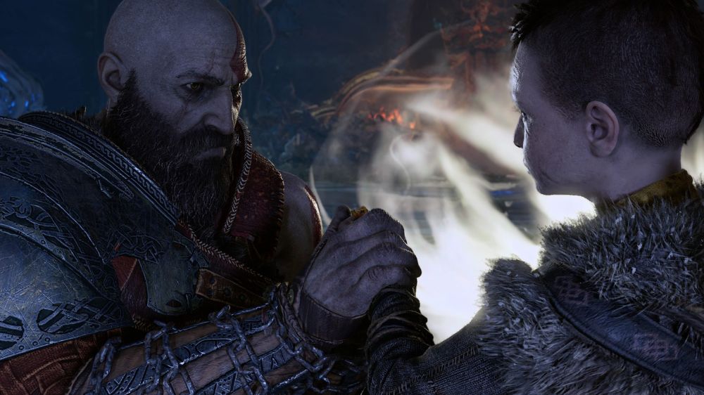 نمای نزدیک از کریتوس در حال گرفتن دست پسرش در بازی God of War 2018