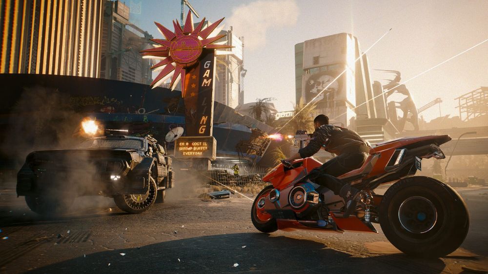 شخصیت اصلی بازی Cyberpunk 2077 در حال شلیک به دشمنان روی موتورسیکلت