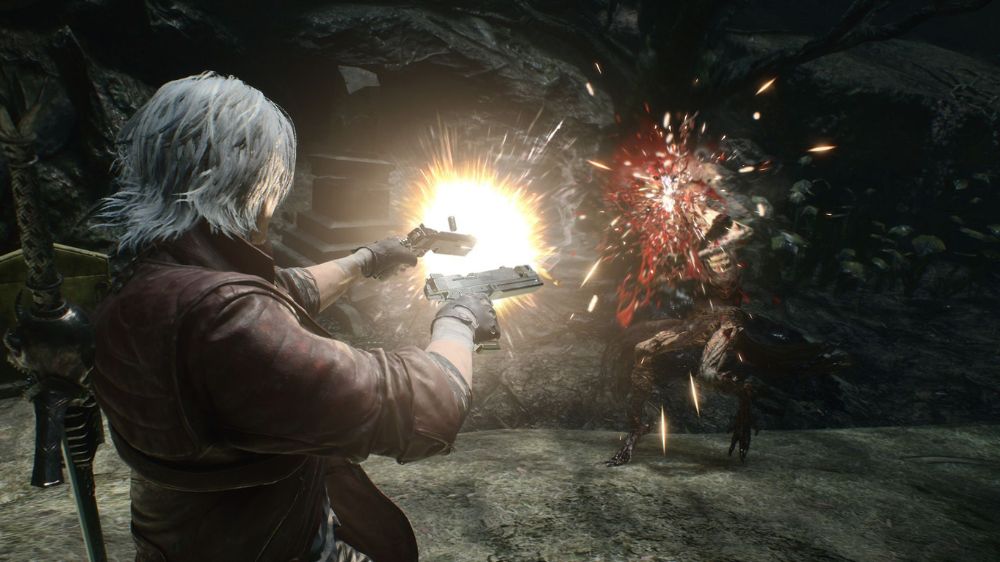 دانته در حال شلیک به یک دشمن با دو تفنگ در بازی Devil May Cry 5