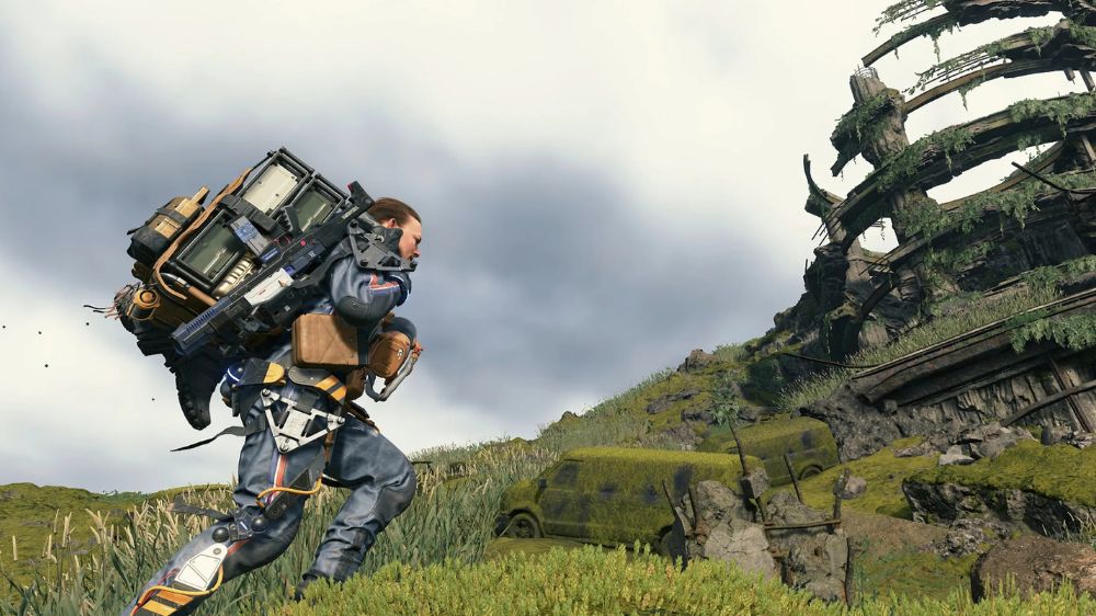 سم پورتر مشغول حمل بسته در بازی Death Stranding