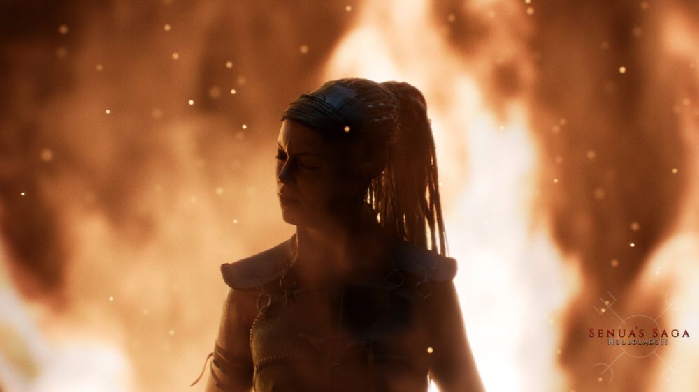 شخصیت اصلی بازی Senua's Saga Hellblade 2 با آتش در پسزمینه