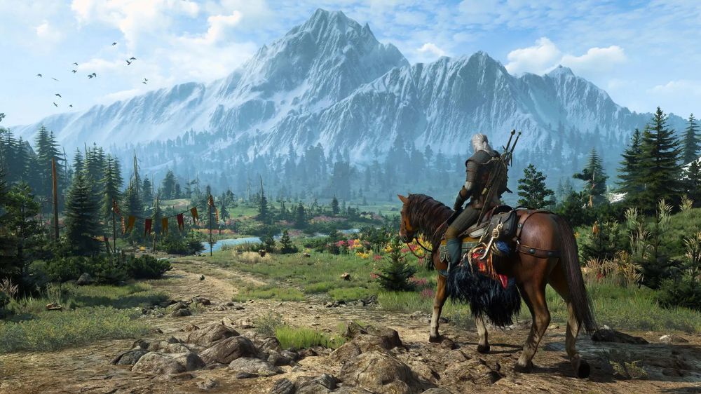 شخصیت گرالت بازی The Witcher 3: Wild Hunt سوار بر اسب در حال حرکت به سمت کوه‌ها