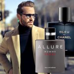 مرد خوشتیپی که با پالتو در حال راه رفتن در خیابان است همراه با سه عطر معروف برای زمستان