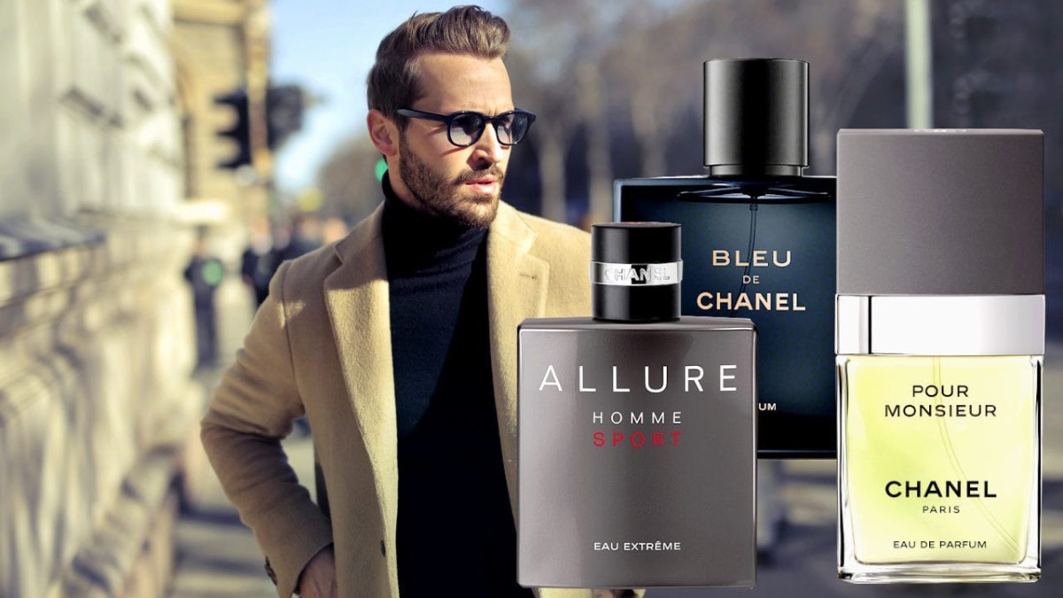مرد خوشتیپی که با پالتو در حال راه رفتن در خیابان است همراه با سه عطر معروف برای زمستان