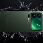گوشی شیائومی ۱۷ پرو مکس سبز در حالت افقی با آب در حال پاشش دور آن در پس‌زمینه مشکی ساده