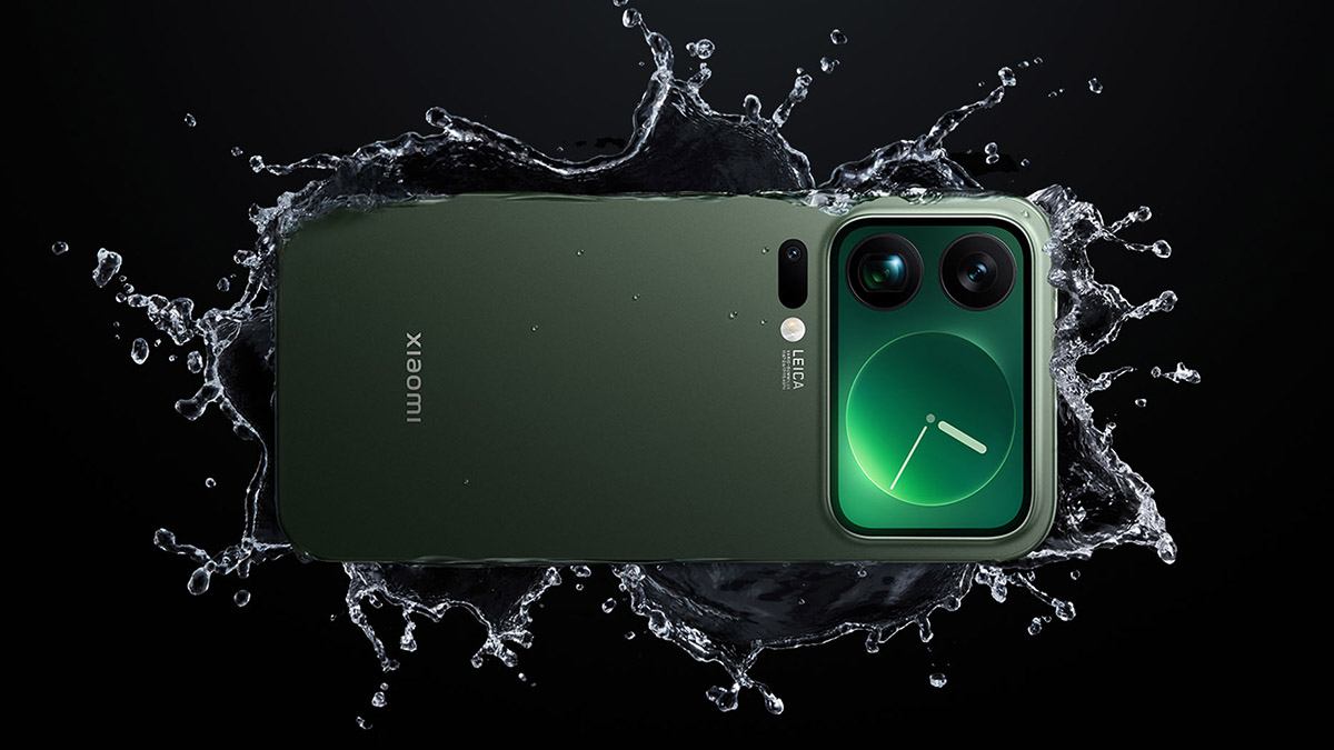 گوشی شیائومی ۱۷ پرو مکس سبز در حالت افقی با آب در حال پاشش دور آن در پس‌زمینه مشکی ساده