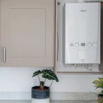پکیج دیواری Ideal Logic نصب‌شده در کابینت آشپزخانه، بالای کانتر