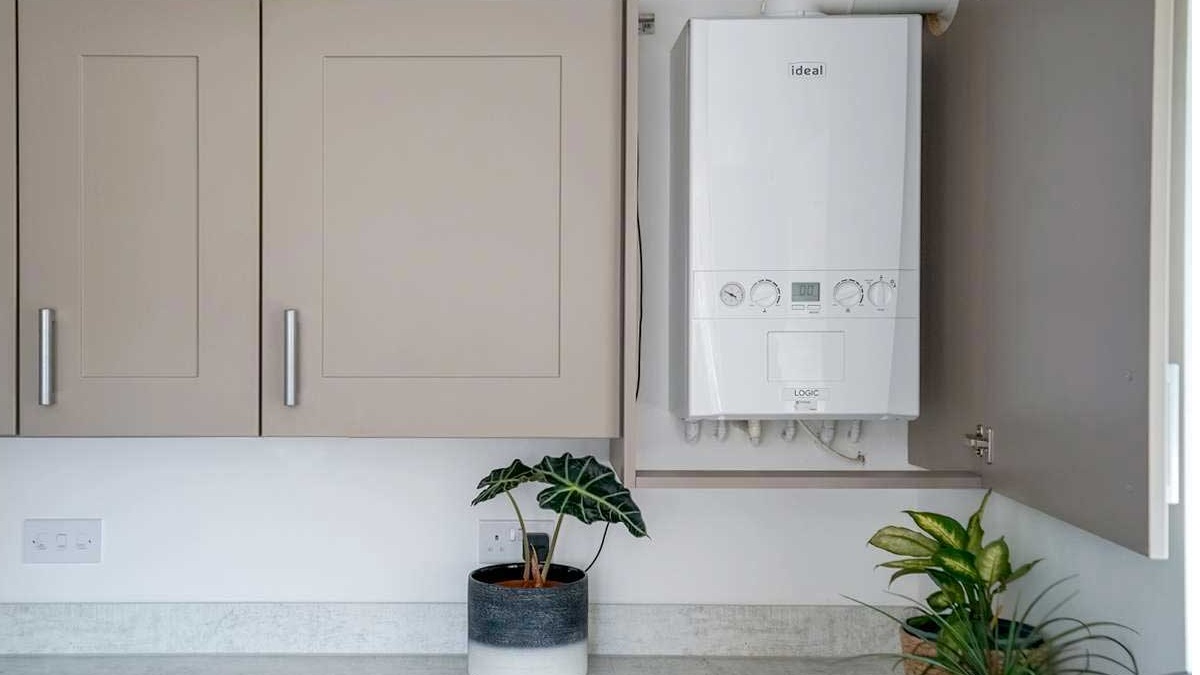 پکیج دیواری Ideal Logic نصب‌شده در کابینت آشپزخانه، بالای کانتر