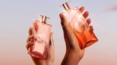 دو دست ظریف زنانه که شیشه‌های عطر نگه داشته‌اند.