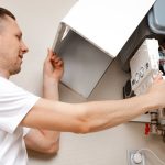 یک مرد در حال باز کردن کاور پکیج دیواری