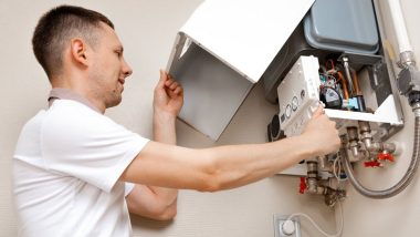 یک مرد در حال باز کردن کاور پکیج دیواری