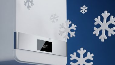 نمای نزدیک از یک پکیج دیواری با دانه‌های برف در پس‌زمینه آبی تیره