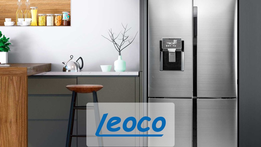 یک یخچال درب فرانسوی لئوکو در یک آشپزخانه با طراحی مدرن