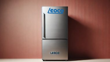 یک یخچال از برند لئوکو روبه‌روی دیواری قهوه‌ای و سفید