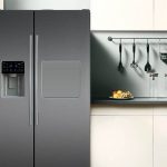 یخچال ساید بای ساید خاکستری مدرن در آشپزخانه های شیک با کابینت های سفید و دکوراسیون مینیمال