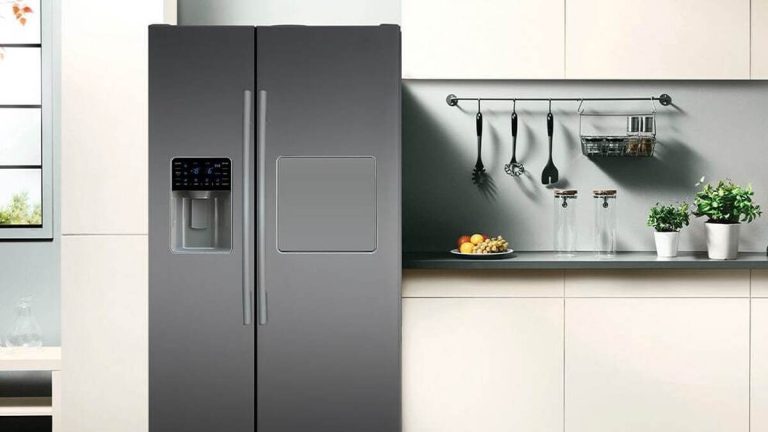 یخچال ساید بای ساید خاکستری مدرن در آشپزخانه های شیک با کابینت های سفید و دکوراسیون مینیمال