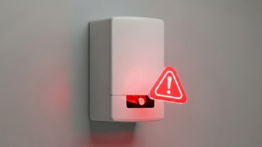 پکیج دیواری با علامت قرمز هشدار شناور روی دیوار مینیمال سفید