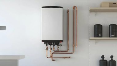 یک پکیج سفید رنگ که روی دیوار نصب شده با لوله‌های مسی براق