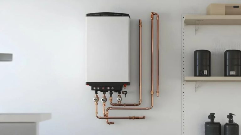 یک پکیج سفید رنگ که روی دیوار نصب شده با لوله‌های مسی براق