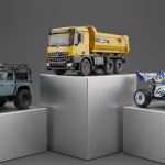 ماشین‌های کنترلی Traxxas TRX-4 ،WLToys 124017 و Huina 1582 روی سکو در پس‌زمینه خاکستری تیره