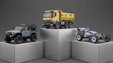 ماشین‌های کنترلی Traxxas TRX-4 ،WLToys 124017 و Huina 1582 روی سکو در پس‌زمینه خاکستری تیره