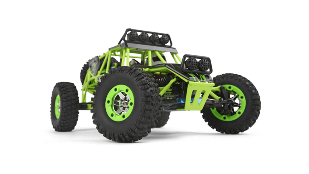 ماشین کنترلی WLToys 12428 در پس‌زمینه سفید ساده